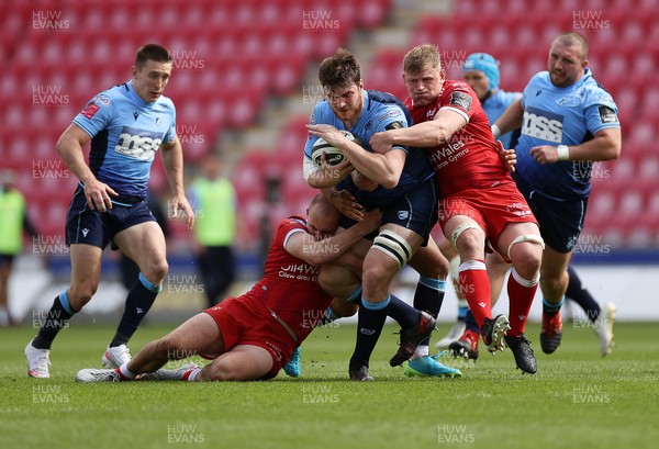 150521 - Scarlets v Cardiff Blues - Guinness PRO14 Rainbow Cup - James Ratti Cardiff Blues is tackled by Ioan Nicholas and Jac Morgan of Scarlets