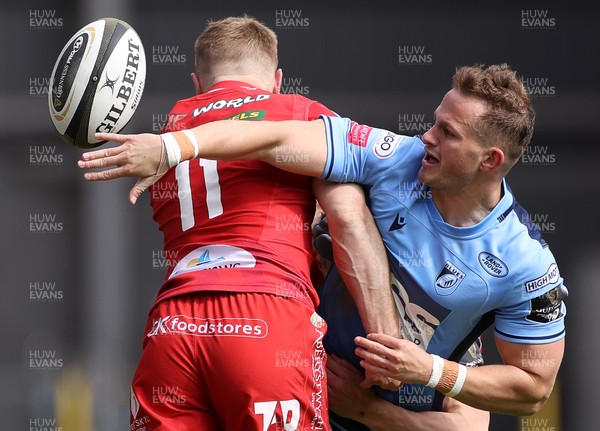 150521 - Scarlets v Cardiff Blues - Guinness PRO14 Rainbow Cup - Hallam Amos of Cardiff Blues is tackled by Johnny McNicholl and Jonathan Davies of Scarlets