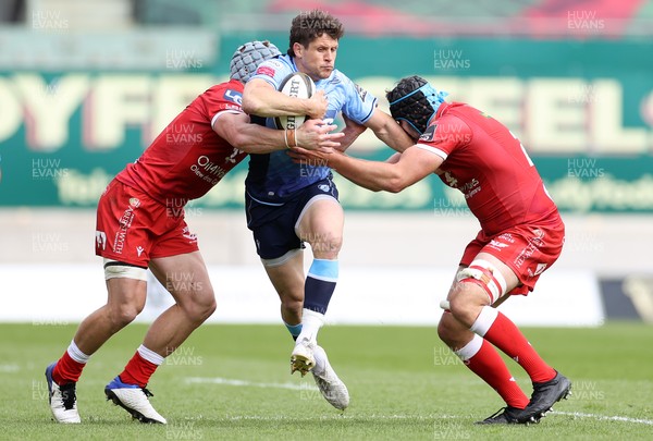 150521 - Scarlets v Cardiff Blues - Guinness PRO14 Rainbow Cup - Lloyd Williams Cardiff Blues is tackled by Jonathan Davies and Iestyn Rees of Scarlets