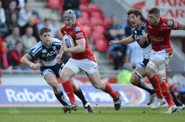 200413 - Scarlets v Cardiff Blues - RaboDirect PRO12 -Jonathan Davies of Scarlets breaks through to score try 