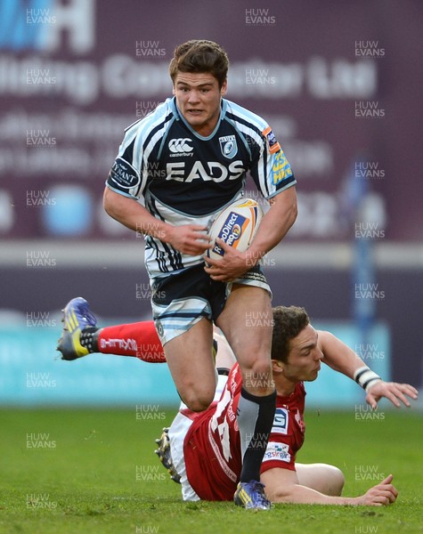 200413 - Scarlets v Cardiff Blues - RaboDirect PRO12 -Harry Robinson of Cardiff Blues is beats George North of Scarlets 