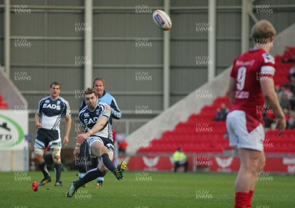 200413 Scarlets v Cardiff Blues - RaboDirectPro12 -Blues' Leigh Halfpenny opens the scoring with a penalty