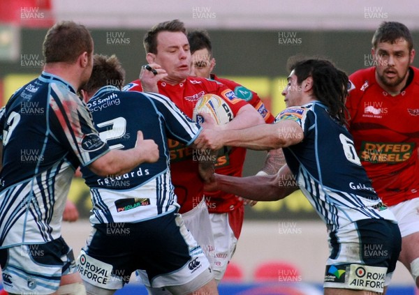 200413 Scarlets v Cardiff Blues - RaboDirectPro12 -Scarlets' Matthew Rees is tackled by Blues' Kristian Dacey(L) and Josh Navidi