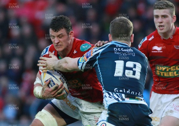 200413 Scarlets v Cardiff Blues - RaboDirectPro12 -Scarlets' Aaron Shingler takes on Blues' Gavin Evans