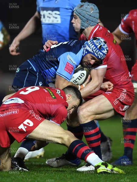 220121 - Scarlets v Cardiff Blues - Guinness PRO14 - Matthew Morgan of Cardiff Blues is tackled by Gareth Davies and Jonathan Davies of Scarlets