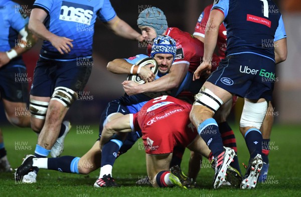 220121 - Scarlets v Cardiff Blues - Guinness PRO14 - Matthew Morgan of Cardiff Blues is tackled by Gareth Davies and Jonathan Davies of Scarlets