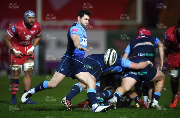 220121 - Scarlets v Cardiff Blues - Guinness PRO14 - Tomos Williams of Cardiff Blues clears the ball