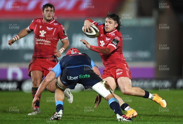 220121 - Scarlets v Cardiff Blues - Guinness PRO14 - Steff Evans of Scarlets takes on James Botham of Cardiff Blues