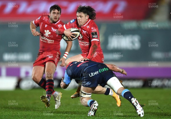 220121 - Scarlets v Cardiff Blues - Guinness PRO14 - Steff Evans of Scarlets takes on James Botham of Cardiff Blues