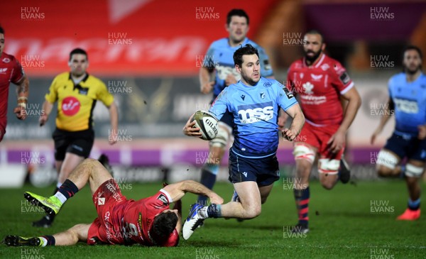 220121 - Scarlets v Cardiff Blues - Guinness PRO14 - Tomos Williams of Cardiff Blues is tackled by Gareth Davies of Scarlets