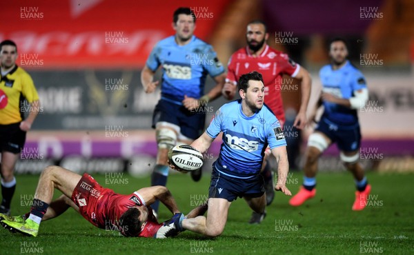220121 - Scarlets v Cardiff Blues - Guinness PRO14 - Tomos Williams of Cardiff Blues is tackled by Gareth Davies of Scarlets