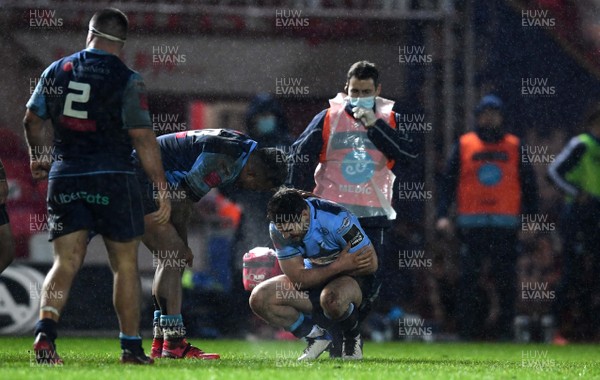 220121 - Scarlets v Cardiff Blues - Guinness PRO14 - Tomos Williams of Cardiff Blues goes down with injury