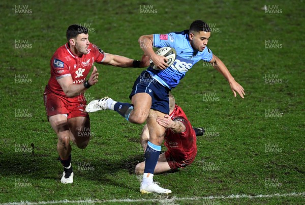 220121 - Scarlets v Cardiff Blues - Guinness PRO14 - Ben Thomas of Cardiff Blues is tackled by Johnny Williams and Johnny McNicholl of Scarlets