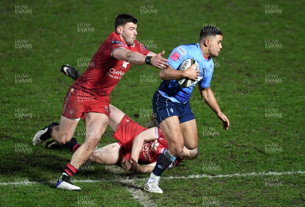 220121 - Scarlets v Cardiff Blues - Guinness PRO14 - Ben Thomas of Cardiff Blues is tackled by Johnny Williams and Johnny McNicholl of Scarlets