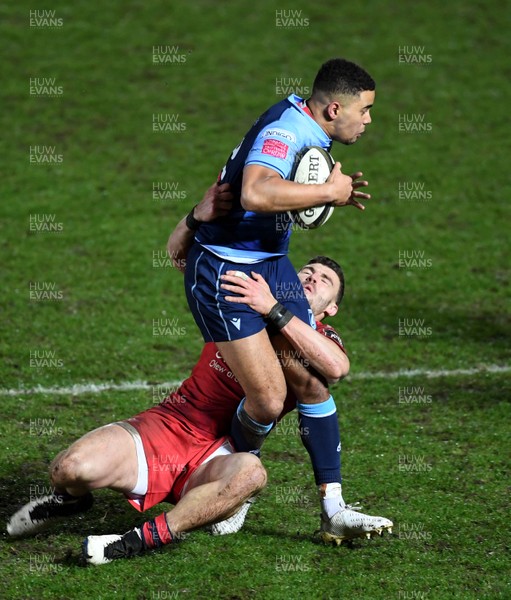 220121 - Scarlets v Cardiff Blues - Guinness PRO14 - Ben Thomas of Cardiff Blues is tackled by Johnny Williams of Scarlets