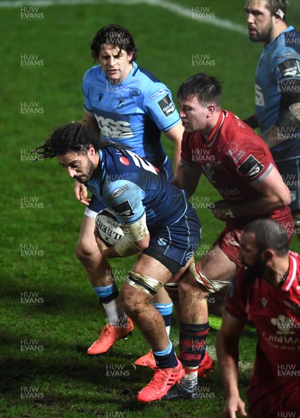 220121 - Scarlets v Cardiff Blues - Guinness PRO14 - Josh Navidi of Cardiff Blues is tackled by Ed Kennedy of Scarlets