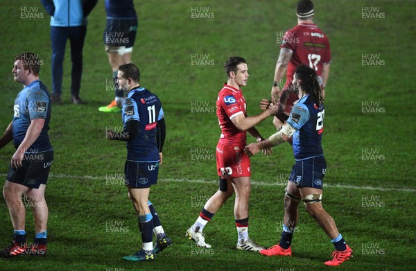 220121 - Scarlets v Cardiff Blues - Guinness PRO14 - Kieran Hardy of Scarlets and Josh Navidi of Cardiff Blues at the end of the game
