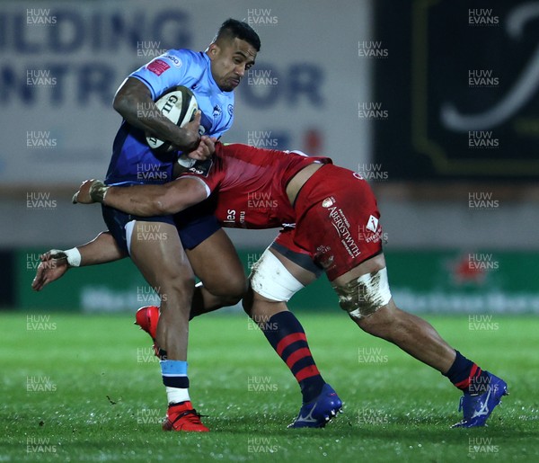 220121 - Scarlets v Cardiff Blues - Guinness PRO14 - Rey Lee-Lo of Cardiff Blues is tackled by Sione Kalamafoni of Scarlets