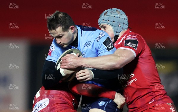 220121 - Scarlets v Cardiff Blues - Guinness PRO14 - Hallam Amos of Cardiff Blues is tackled by Steff Evans and Jonathan Davies of Scarlets