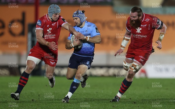 220121 - Scarlets v Cardiff Blues - Guinness PRO14 - Matthew Morgan of Cardiff Blues is tackled by Jonathan Davies followed by Jake Ball of Scarlets