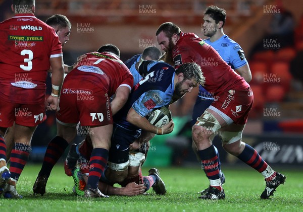 220121 - Scarlets v Cardiff Blues - Guinness PRO14 - Josh Turnbull of Cardiff Blues is tackled by Wyn Jones and Jake Ball of Scarlets