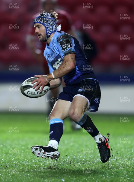 220121 - Scarlets v Cardiff Blues - Guinness PRO14 - Matthew Morgan of Cardiff Blues runs in to score a try