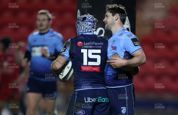 220121 - Scarlets v Cardiff Blues - Guinness PRO14 - Matthew Morgan of Cardiff Blues celebrates scoring a try with Tomos Williams