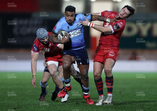 220121 - Scarlets v Cardiff Blues - Guinness PRO14 - Rey Lee-Lo of Cardiff Blues is tackled by Jonathan Davies and Dan Jones of Scarlets