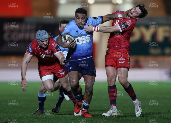 220121 - Scarlets v Cardiff Blues - Guinness PRO14 - Rey Lee-Lo of Cardiff Blues is tackled by Jonathan Davies and Dan Jones of Scarlets