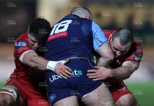220121 - Scarlets v Cardiff Blues - Guinness PRO14 - Ed Kennedy and Ken Owens of Scarlets tackle Dillon Lewis of Cardiff Blues