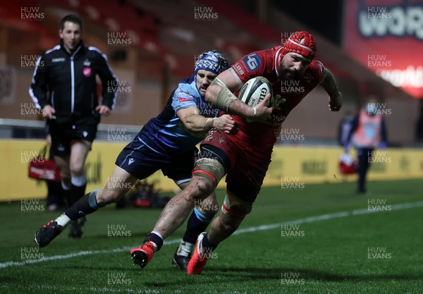 220121 - Scarlets v Cardiff Blues - Guinness PRO14 - Blade Thomson of Scarlets scores a try