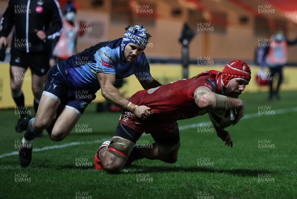 220121 - Scarlets v Cardiff Blues - Guinness PRO14 - Blade Thomson of Scarlets scores a try