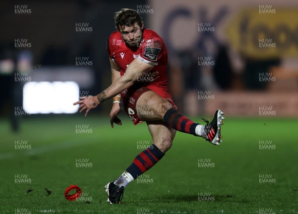 220121 - Scarlets v Cardiff Blues - Guinness PRO14 - Leigh Halfpenny of Scarlets kicks a penalty