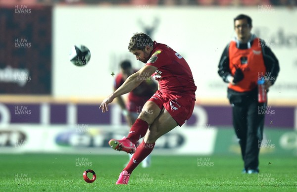 281017 - Scarlets v Cardiff Blues - Guinness PRO14 - Leigh Halfpenny of Scarlets kicks at goal