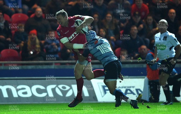 281017 - Scarlets v Cardiff Blues - Guinness PRO14 - Hadleigh Parkes of Scarlets beats Matthew Morgan of Cardiff Blues to score try