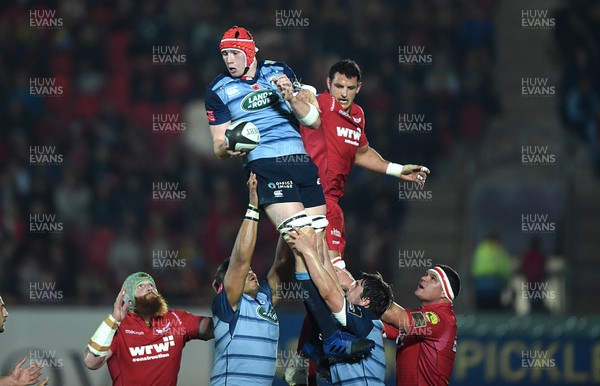 281017 - Scarlets v Cardiff Blues - Guinness PRO14 - Seb Davies of Cardiff Blues beats Aaron Shingler of Scarlets to line out ball