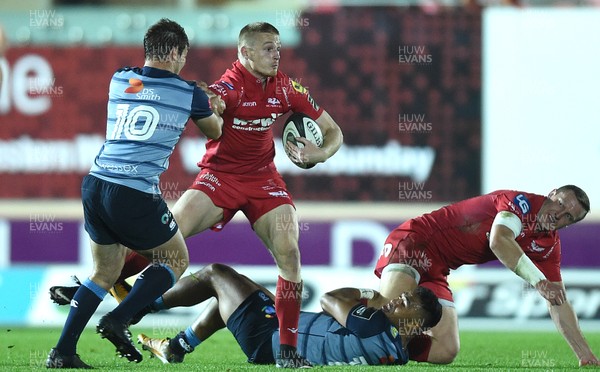 281017 - Scarlets v Cardiff Blues - Guinness PRO14 - Johnny McNicholl of Scarlets holds off Jarrod Evans of Cardiff Blues