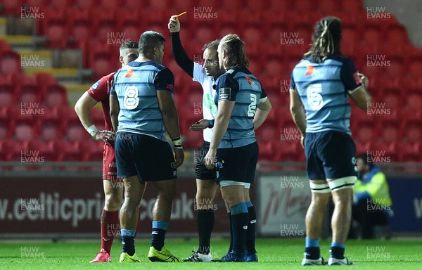281017 - Scarlets v Cardiff Blues - Guinness PRO14 - Referee Stuart Berry shows Nick Williams of Cardiff Blues a yellow card