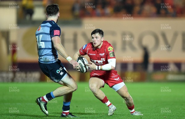 281017 - Scarlets v Cardiff Blues - Guinness PRO14 - Steff Evans of Scarlets takes on Alex Cuthbert of Cardiff Blues