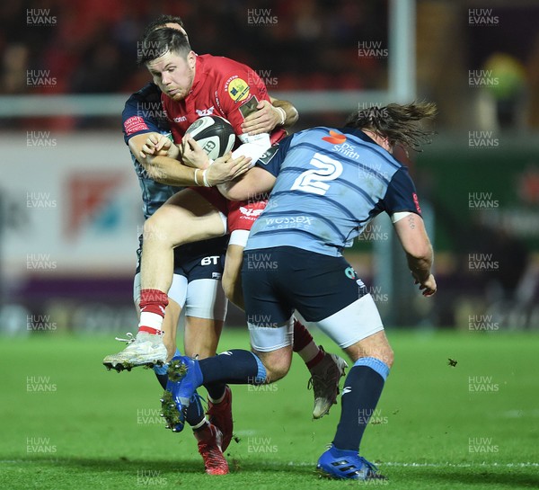 281017 - Scarlets v Cardiff Blues - Guinness PRO14 - Steff Evans of Scarlets takes on Steve Shingler and Kristian Dacey of Cardiff Blues