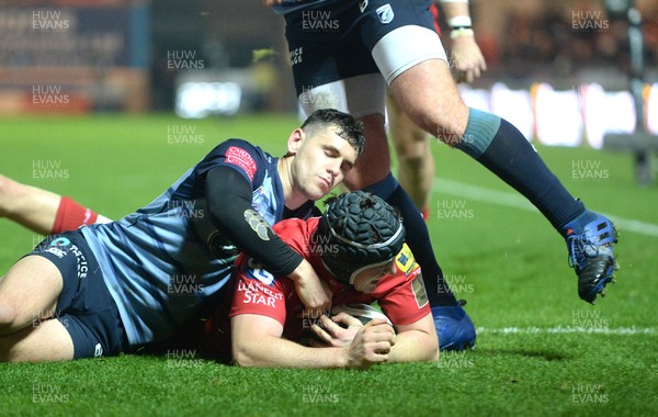 281017 - Scarlets v Cardiff Blues - Guinness PRO14 - Ryan Elias of Scarlets scores try