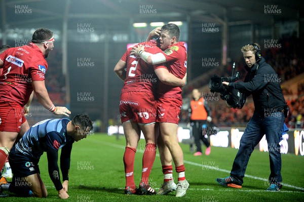 281017 - Scarlets v Cardiff Blues - Guinness PRO14 - Ryan Elias of Scarlets celebrates his try with Steff Evans