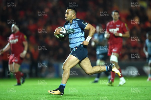 281017 - Scarlets v Cardiff Blues - Guinness PRO14 - Willis Halaholo of Cardiff Blues runs in to score try