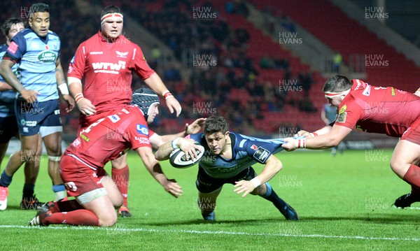 281017 - Scarlets v Cardiff Blues - Guinness PRO14 - Lloyd Williams of Cardiff Blues scores try