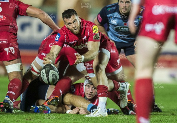 281017 - Scarlets v Cardiff Blues - Guinness PRO14 - Gareth Davies of Scarlets gets the ball away