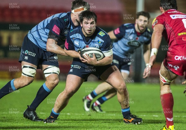 281017 - Scarlets v Cardiff Blues - Guinness PRO14 - Brad Thyer of Cardiff Blues goes on the charge