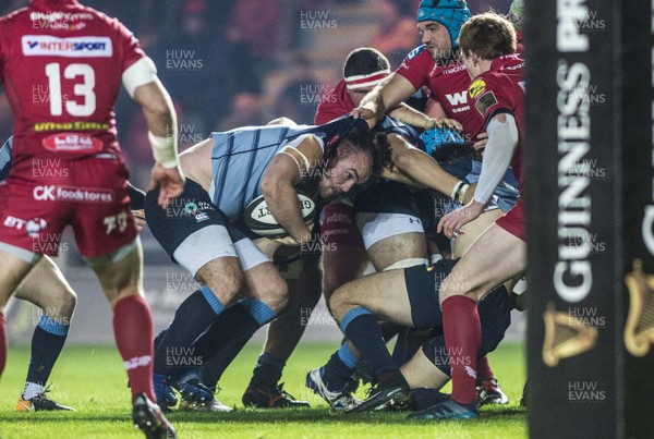 281017 - Scarlets v Cardiff Blues - Guinness PRO14 - Kristian Dacey of Cardiff Blues takes on Tadhg Beirne of Scarlets 