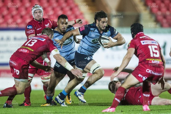 281017 - Scarlets v Cardiff Blues - Guinness PRO14 - Josh Navidi of Cardiff Blues takes on Leigh Halfpenny of Scarlets  