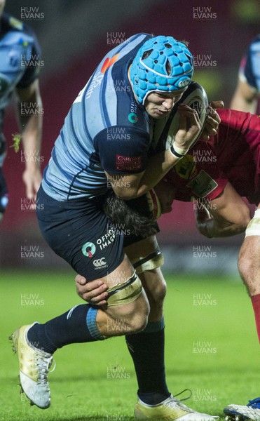 281017 - Scarlets v Cardiff Blues - Guinness PRO14 - Olly Robinson of Cardiff Blues takes on Lewis Rawlins of Scarlets 