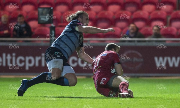 281017 - Scarlets v Cardiff Blues - Guinness PRO14 - Jonathan Evans of the Scarlets dives over for a try
